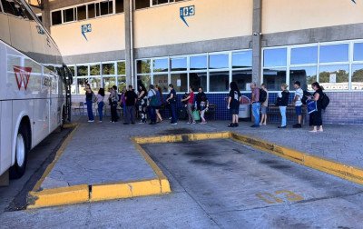 Ônibus lotados e alta de 237% no preço das corridas por aplicativo: Como foi a manhã sem trens no Vale do Sinos