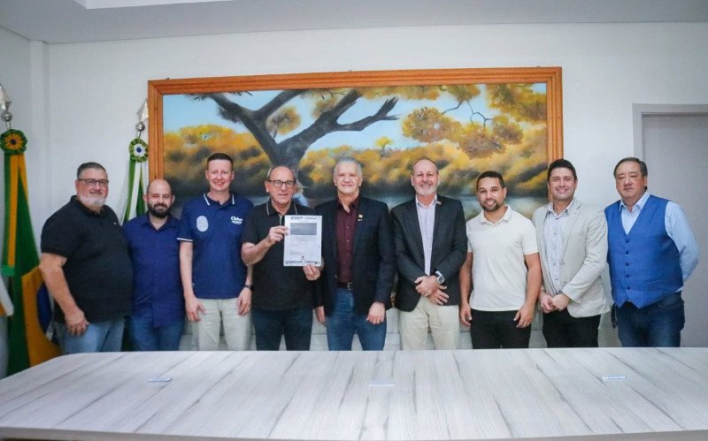 Prefeito Nestor Bernardes (com o documento em mãos) assinou o edital do leilão para o Distrito Industrial, que deve ocorrer em maio