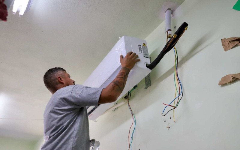 Os primeiros dos 217 aparelhos de ar condicionado começam a ser instalados nas escolas municipais de São Leopoldo