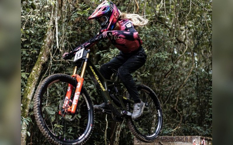 Larissa Luz em sua descida no Continental Series  | abc+