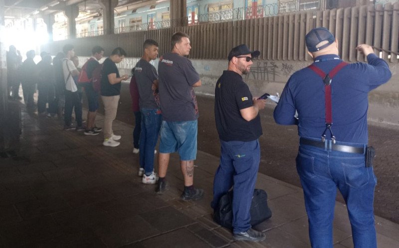 Sem serviço da Trensurb: fila se formou para pegar o ônibus que faz baldeação entre as estações