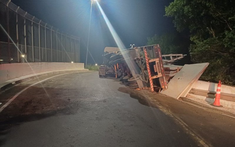 Caminhão tomba e derruba placas de concreto sobre a linha da Trensurb entre Canoas e Esteio | abc+