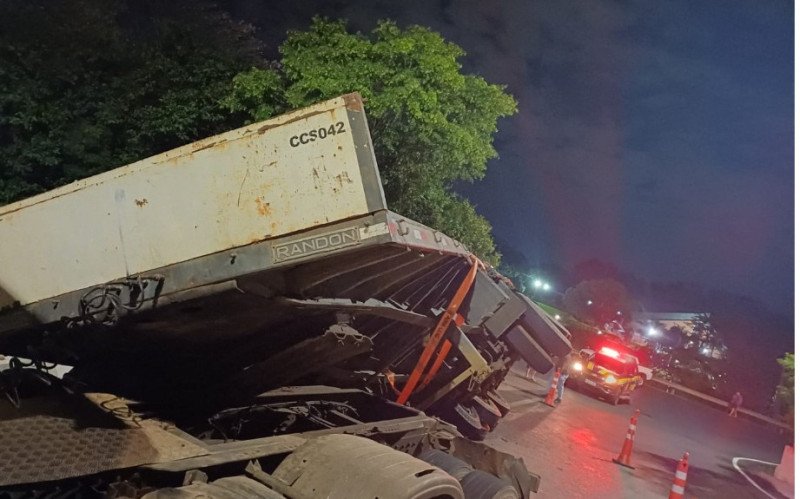 Caminhão tomba e derruba placas de concreto sobre a linha da Trensurb entre Canoas e Esteio | abc+