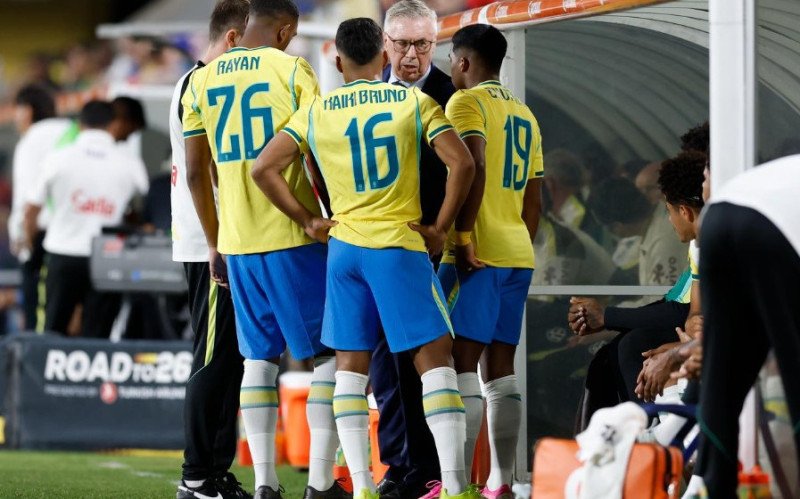 Carlo Ancelotti conversa com jogadores da sele&ccedil;&atilde;o brasileira | abc+