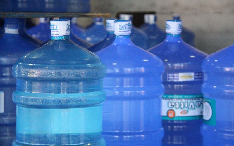 Galões de água mineral tem sido opção de consumidores para evitar água com cheiro e gosto ruim | abc+