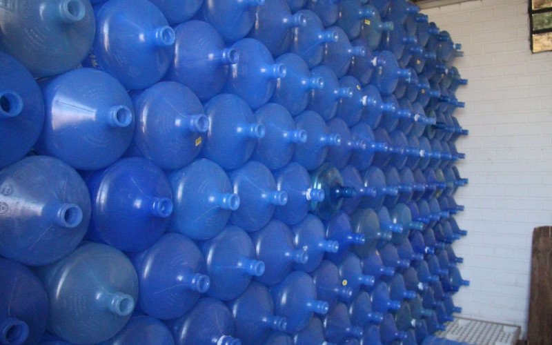 Galões de água mineral tem sido opção de consumidores para evitar água com cheiro e gosto ruim