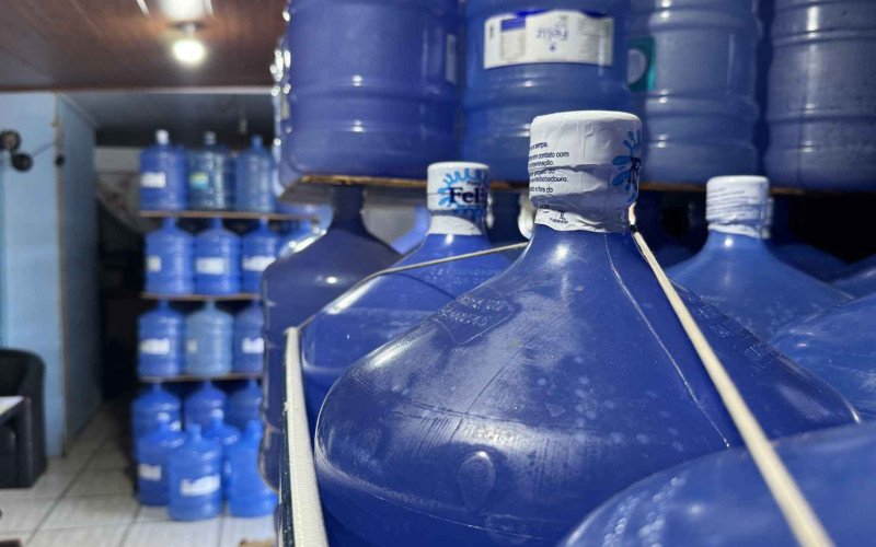 Galões de água tem sido a procura de consumidores para se livrar de gosto e cheiro ruim da água que sai de algumas torneiras