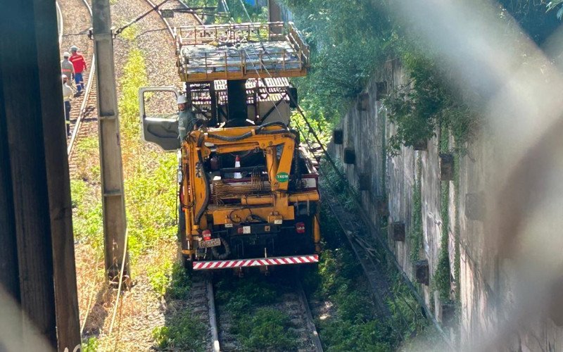 Reparo na rede aérea de energia da Trensurb começa após danos causados por tombamento de cargas em razão de acidente na BR-116 | abc+