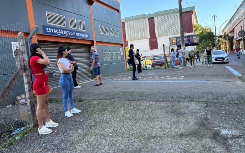 Cartaz na Estação Novo Hamburgo alerta usuários para problema na operação dos trens | abc+