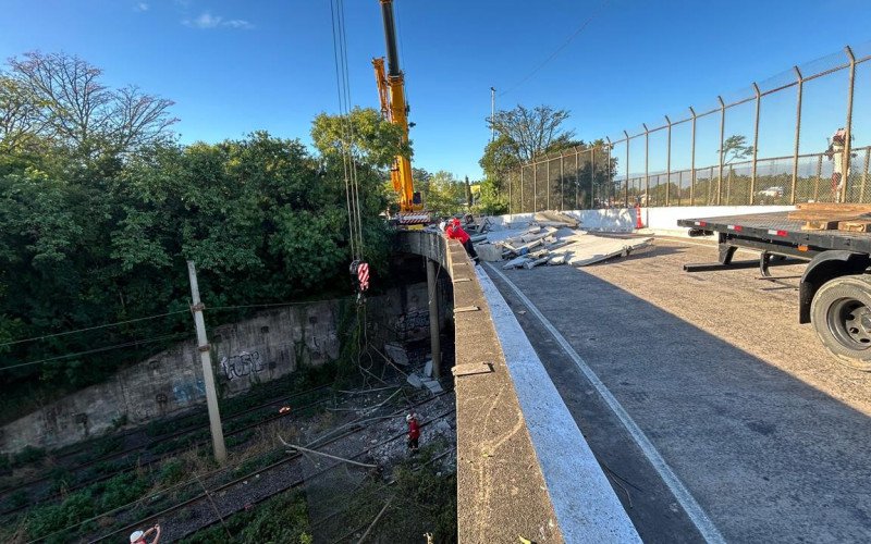Equipes trabalham na manhã desta segunda-feira (13), para retirada das placas de concreto que caíram sobre a rede férrea