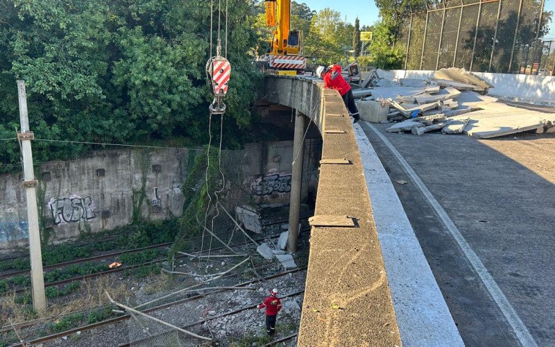 Equipes trabalham na manhã desta segunda-feira (13), para retirada das placas de concreto que caíram sobre a rede férrea