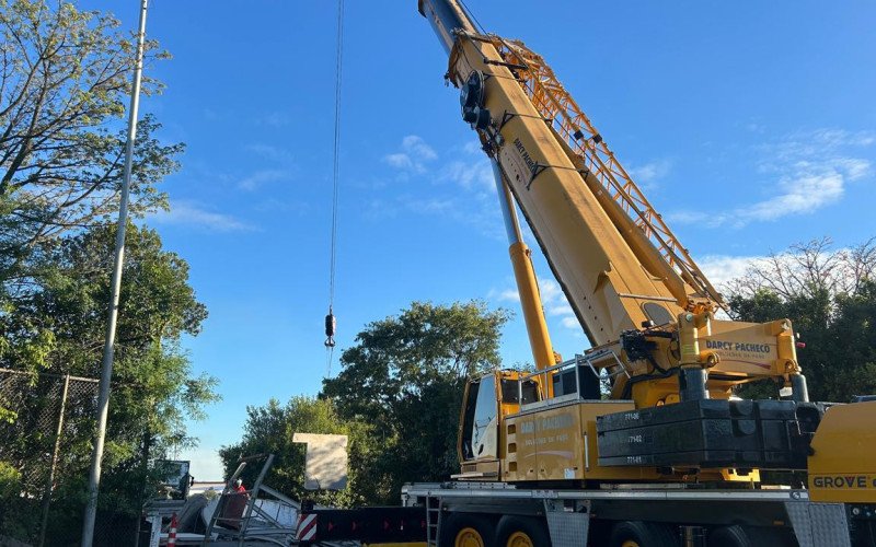 Equipes trabalham na manhã desta segunda-feira (13), para retirada das placas de concreto que caíram sobre a rede férrea