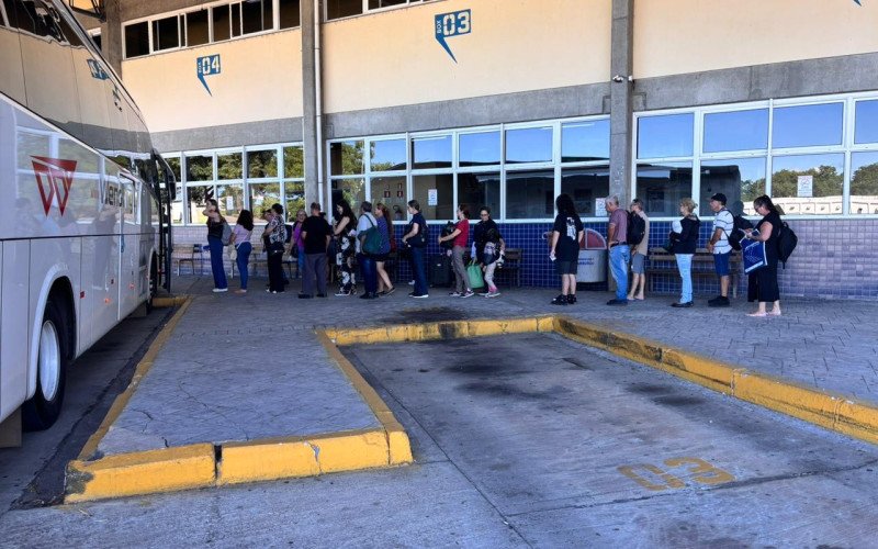 Estação Rodoviária Normélio Stabel de Novo Hamburgo lotada às 10h50 desta segunda-feira (13) | abc+
