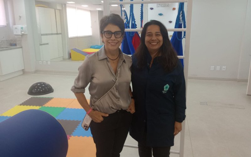 Secretária de Saúde Iara Cardoso e a coordenadora do CAS TEA Jeanne Rottmann apresentado uma das salas do CAS TEA
