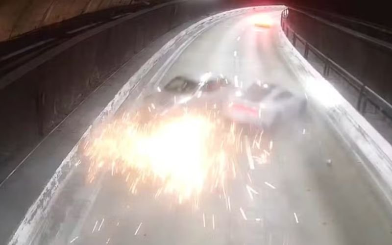 V&Iacute;DEO: Porsche bate em outro carro em acidente grave e motorista foge