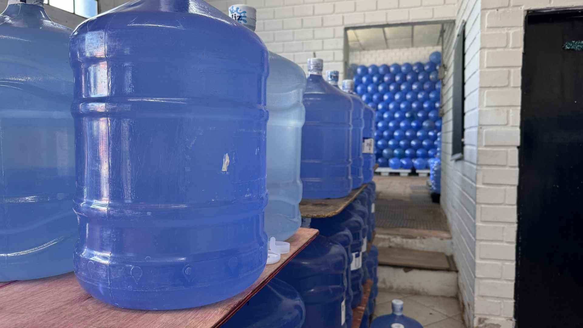 Cor, gosto e cheiro da água aumentam vendas de distribuidoras na região
