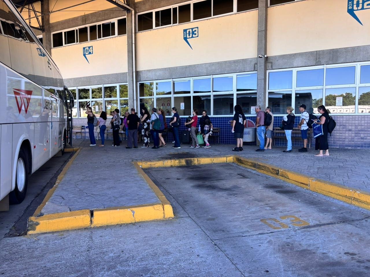 &Ocirc;nibus lotados e alta de 237% no pre&ccedil;o das corridas por aplicativo: Como foi a manh&atilde; sem trens no Vale do Sinos