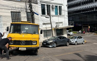 Caminhão sem freio colide em dois carros estacionados na área central de Novo Hamburgo