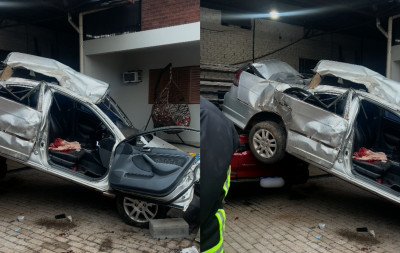 VÍDEO: Jovem capota várias vezes e atinge muro e carro em metalúrgica; vítima ficou presa às ferragens