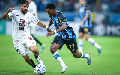 Grêmio quebra jejum com gol no fim e vence na Sul-Americana