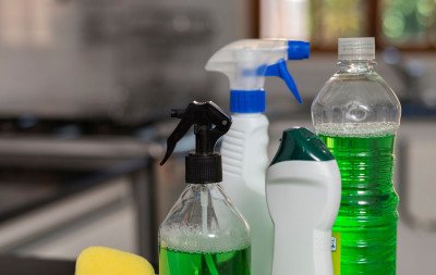 Mulher mistura produtos de limpeza e morre ao lavar o banheiro; saiba como "receitas caseiras" podem ser perigosas