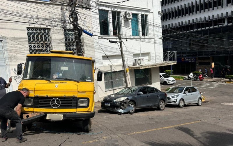 Caminhão sem freio colide em dois carros estacionados na área central de Novo Hamburgo | abc+
