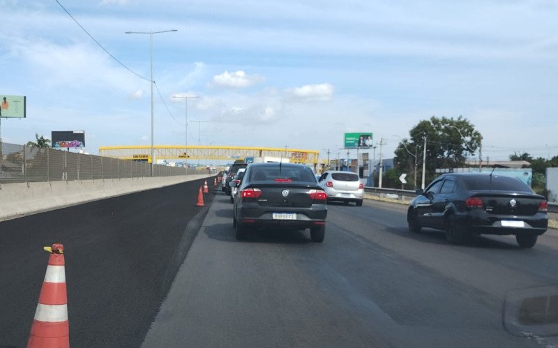 Obras na pavimentação da BR-116, entre Novo Hamburgo e São Leopoldo (na foto o trecho leopoldense) causam bloqueio parcial de pista com restrição de faixas