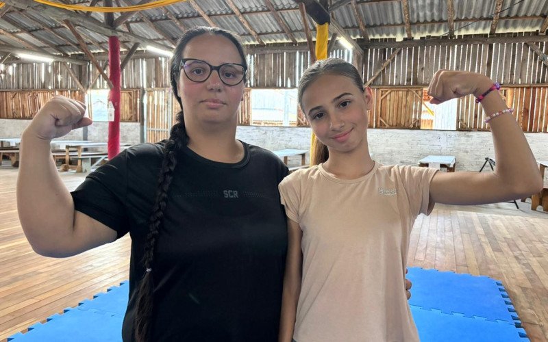 Mariza e a filha Emilly participam da aula juntas no Piquete Feitoria
