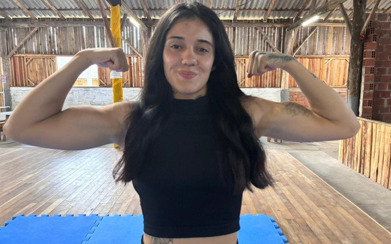A professora Vit&oacute;ria Kuba &eacute; atleta e defende a import&acirc;ncia da luta no desenvolvimento da auto estima