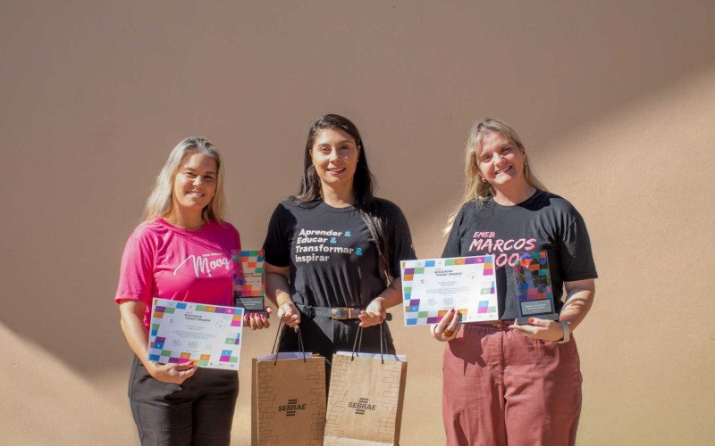 Adriana (à esquerda) e Andressa (à direita) ficaram em 2º lugar em suas respectivas categorias na premiação