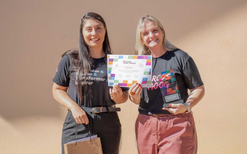 Andressa (&agrave; direita) foi reconhecida na categoria Gest&atilde;o Educacional Transformadora