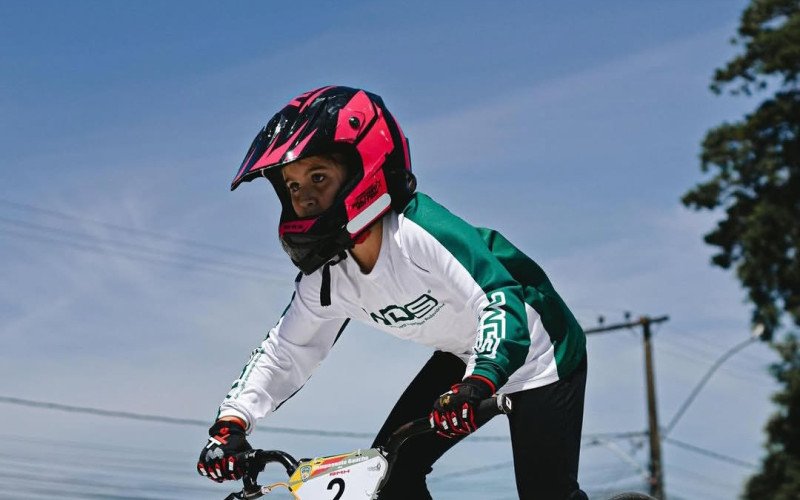 Ester é aluna de projeto de bicicross do Parque do Trabalhador