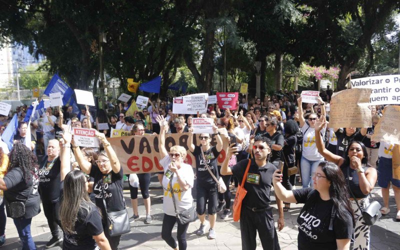 Professores se manifestam na frente da Prefeitura de Canoas nesta terça-feira (14)