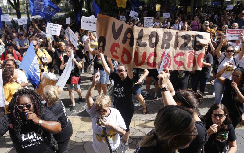 Professores se manifestam na frente da Prefeitura de Canoas nesta terça-feira (14) | abc+