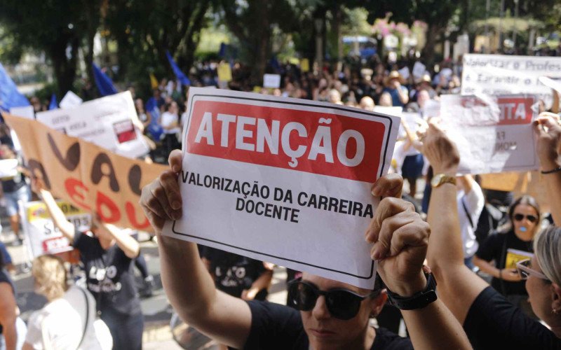 Professores se manifestam na frente da Prefeitura de Canoas nesta terça-feira (14)
