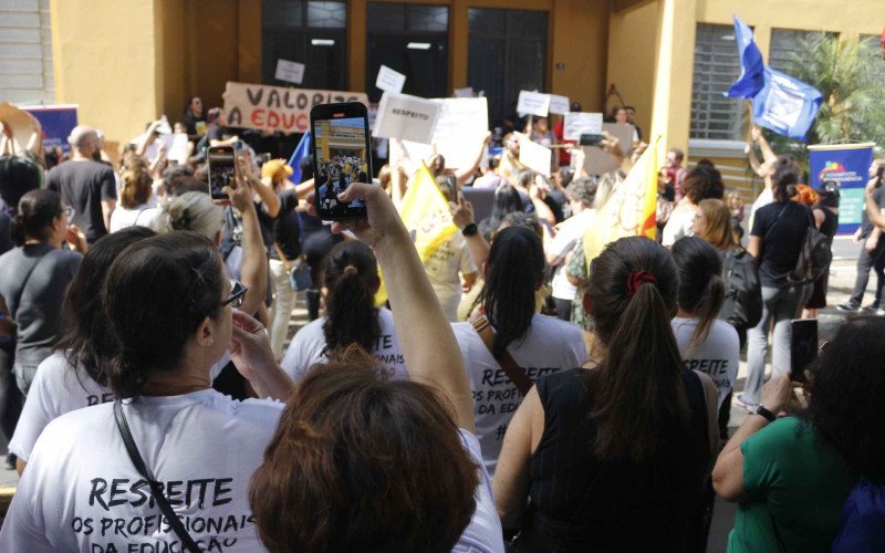 Professores se manifestam na frente da Prefeitura de Canoas nesta terça-feira (14)