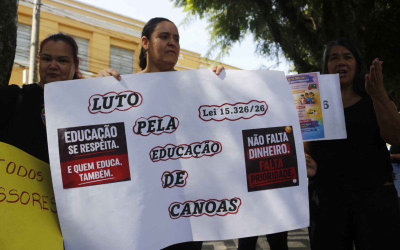 Professores se manifestam na frente da Prefeitura de Canoas nesta terça-feira (14) | abc+