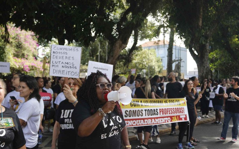 Professores se manifestam na frente da Prefeitura de Canoas nesta terça-feira (14) | abc+
