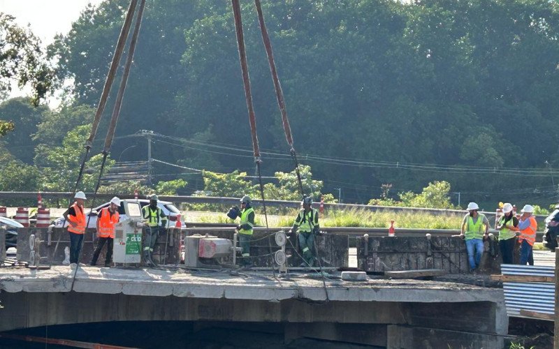 Rachadura foi identificada na laje do viaduto sobre a linha férrea; problema causa segundo dia de interrupções em parte da operação da Trensurb | abc+