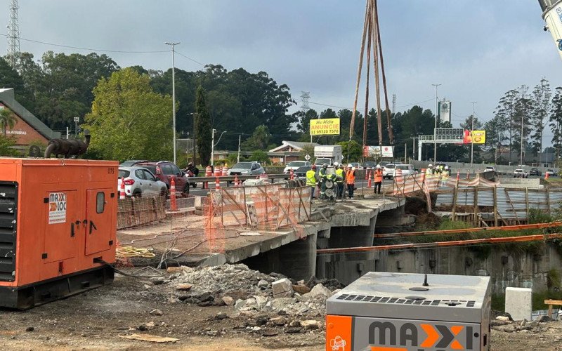 Rachadura foi identificada na laje do viaduto sobre a linha férrea; problema causa segundo dia de interrupções em parte da operação da Trensurb | abc+
