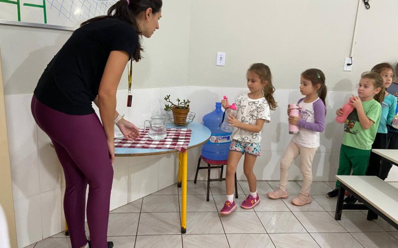 Escolas municipais de Estância Velha passaram a ofertar água mineral para os estudantes desde a última terça-feira (7) | abc+