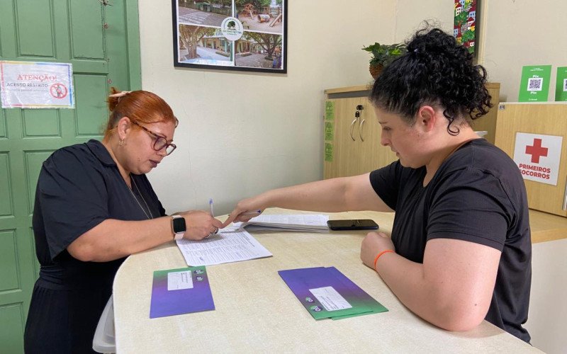 Djenifer, que tem três filhos na rede municipal de Estância Velha, retirou o Cartão Material Escolar | abc+