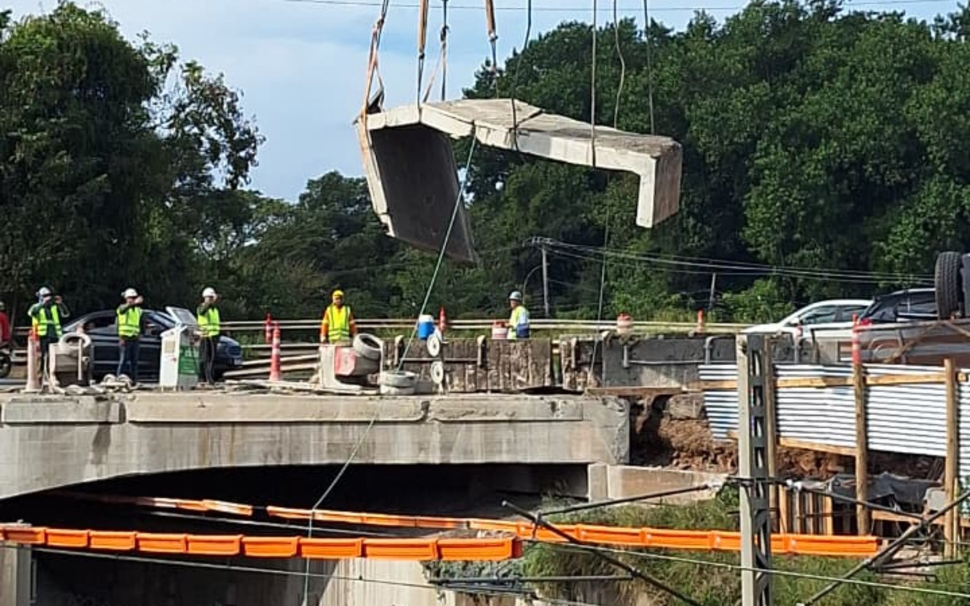 Após susto, içamento de laje com rachadura em obra de alargamento do viaduto da Refap é concluído com sucesso | abc+