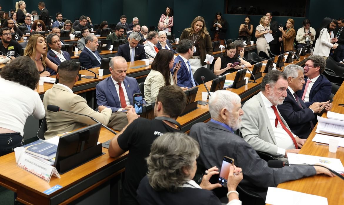 FIM DA ESCALA 6X1: Entidades ga&uacute;chas criticam discuss&atilde;o apressada no Congresso; entenda