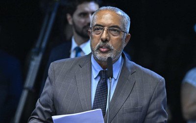 Senador Paulo Paim está internado em São Paulo