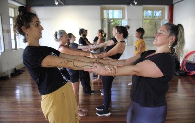 Coletivo Circo Híbrido ensina técnicas de circo contemporâneo em Canoas