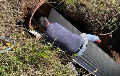 Empresa de Novo Hamburgo convive com esgoto em terreno há quase três anos
