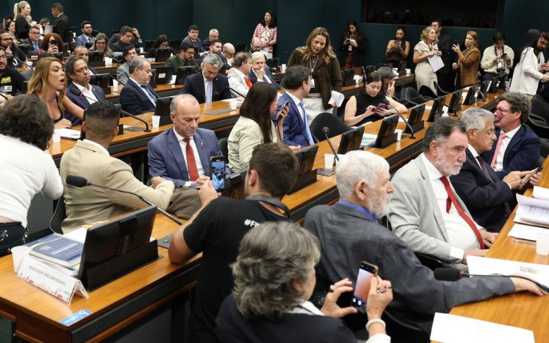 Pedido de vista adia votação da PEC do fim da 6x1 na CCJ da Câmara | abc+