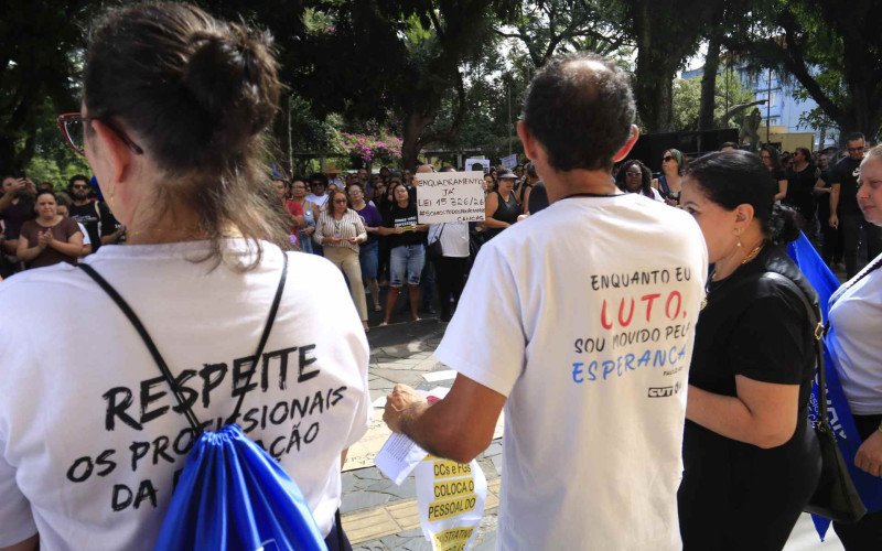 Na última quarta-feira (15), professores realizaram assembleia em frente à Prefeitura | abc+