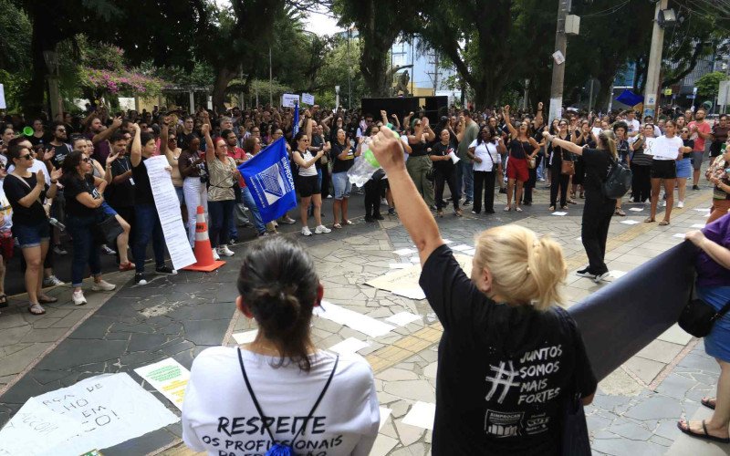 Professores fazem assembleia em Canoas - 15/04/2026 - Sinprocan